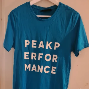 Peak performance t-shirt - Peak performance t-shirt i fint skick! Skriv vid frågor😊 Pris kan diskuteras!
