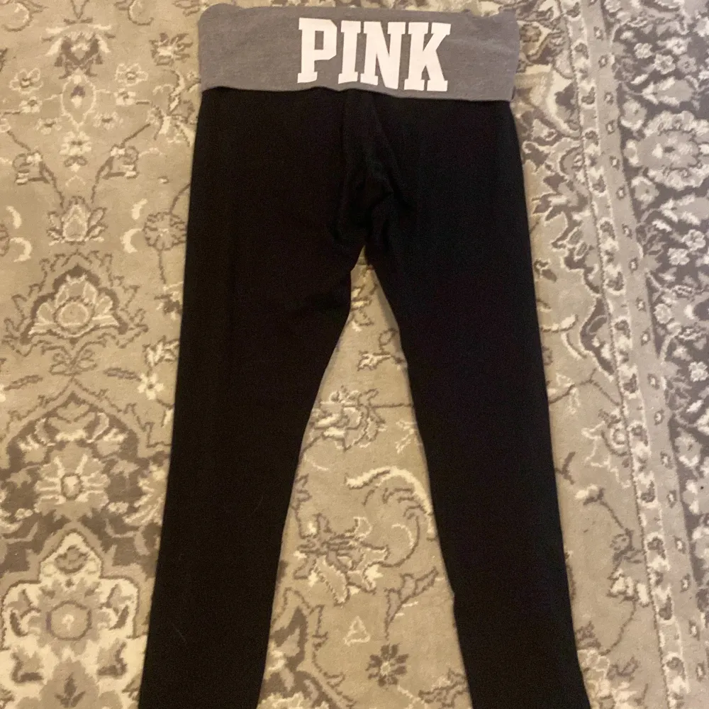 Jätte fina Victorias Secrets yoga byxor i storlek M som är så sköna och mysiga!🤩. Jeans & Byxor.