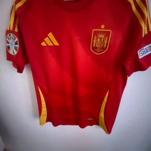 Spanien tröja - Hej Jag säljer nu min Spanien tröja Ny pris på den tröjan är 1200 Jag säljer pga att jag inte längre vill ha den Hoppas att ni har intresse för den pris kan diskuteras  Mvh Douglas
