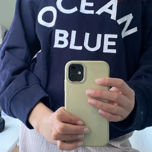 Blå tröja -  Blå tröja med print "Ocean Blue" från H&M i storlek M. Trendig och bekväm, perfekt för vardagsstilen! Använd endast ett fåtal gånger och i mycket bra skick. Materialet är mjukt och skönt, och färgen har hållit sig fräsch. Passar bra till blåa jeans💙