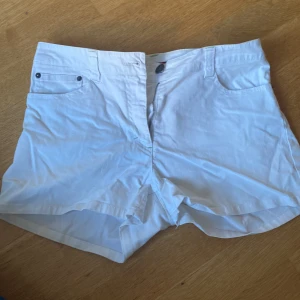 Vita shorts - Ett par vita shorts i bra skick från H&M i storlek 40. 