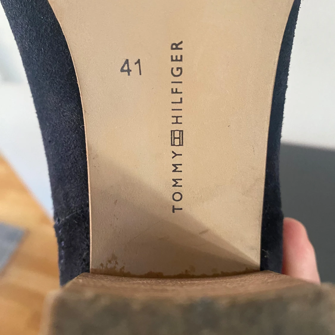 Mörkblåa mocka boots med klack i strl 41 från Tommy Hilfiger. - 92