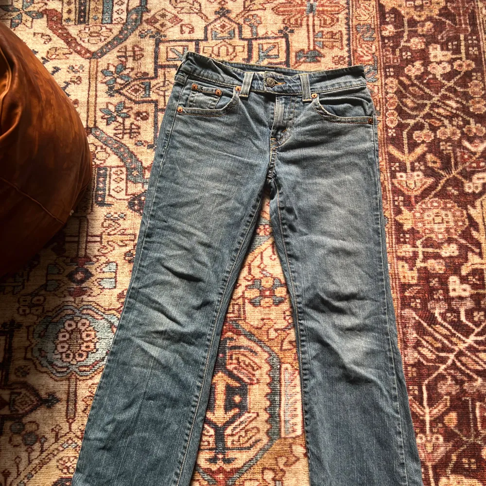 Låg midjade, köpta second hand för 700kr🫶🏼 står inte storlek men skulle säga 36💋  Skriv om ni vill ha mer bilder!. Jeans & Byxor.