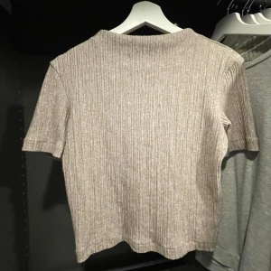 Stickad t-shirt - Stickad jätte mjuk t-shirt från zara. Kommer tyvärr inte till användning längre. Skriv för bilder på!