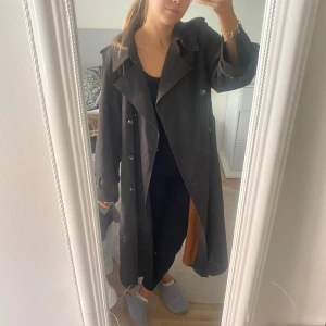 Trenschcoat - Grön trenchcoat i superbra kvalitet. 