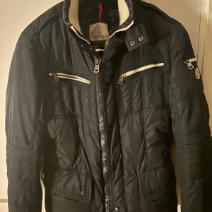 Moncler vinterjacka  - Moncler vinterjacka som är svår att få tag på. Perfekt till vinter, Storlek 4 men passar 3 som motsvarar M. Dragkedjan gick sönder så skräddare fixade en ny. Kom pm för mer information. Kan gå ner lite i pris vid snabb o smidig affär!