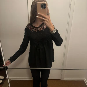 Blus - En helt ny blus från vero Moda med lappen kvar, säljer på grund av att jag ska flytta och inte har plats för den. Nypris 350☺️💕