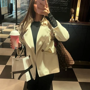 Kort kappa  - Intresse koll på denna kräm vita kappan. Köpt på Tatch för 1499 kr, märket är: ”Emma & Elsa” Säljer den för 600 kr.  Den är lite Oversized i modellen men skulle säga att den passar S-M.🤗💖