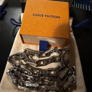 Louis vuitton halsband - Snyggt halsband som är pläterad med palladium, 55cm lång är det och den är  i ny skick!