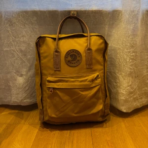Fjällräven kånken no.2  - Höjd: 38 cm Bredd: 27 cm Djup: 13 cm Volym: 16 l Vikt: 550 g Antal fickor: 3 Obs. Har två pytte små hål i sig! Pris går såklart att diskutera💕