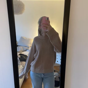 Stickad tröja  - Fin stickad tröja från bikbok, använd två gånger, nyskick!