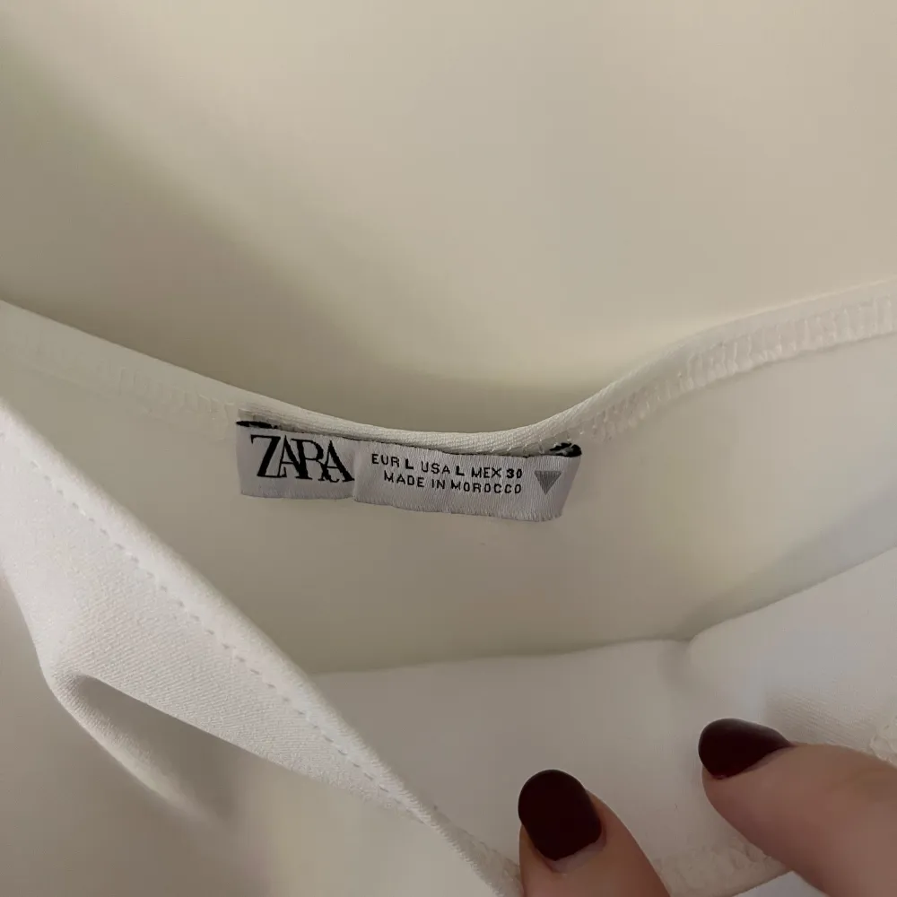 Vit asymmetrisk topp, one shoulder. Oanvänd. Köpt för 299kr. Passar även M.. Yläosat.