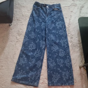Använt de få gånger. Inget fel med de. - Baggy jeans med blom mönster på.