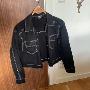 Svart jacka från H&M - Bomullsjacka i bra skick och som är  inprincip oanvänd. 