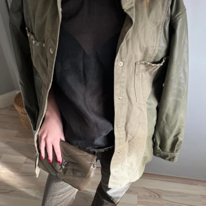 Jacka med guld detaljer  - Cool jacka från Zara med guld detaljer, passar verkligen till allt! 