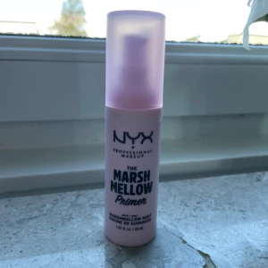 The Marsh Mellow Primer från NYX Professional Makeup - Säljer en primer från NYX Professional Makeup som heter The Marsh Mellow Primer. Den kommer i en söt rosa flaska med en praktisk pump. Perfekt för att skapa en jämn bas innan foundation. Innehåller 30 ml och använd endast 1 gång. ❤️