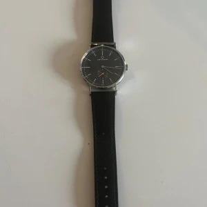 Carl edmond klocka - Säljer nu min Carl edmond klocka i 40mm ur storlek. Klockan är ej använd utanför huset. Nypris 1300kr 