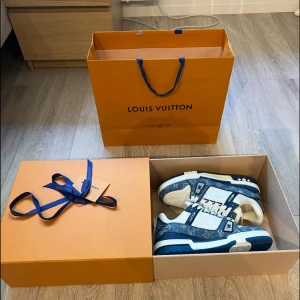 Louis Vuitton sneakers - Nyskick, storlek 41 men passar 42! Kvitto finns på bild.