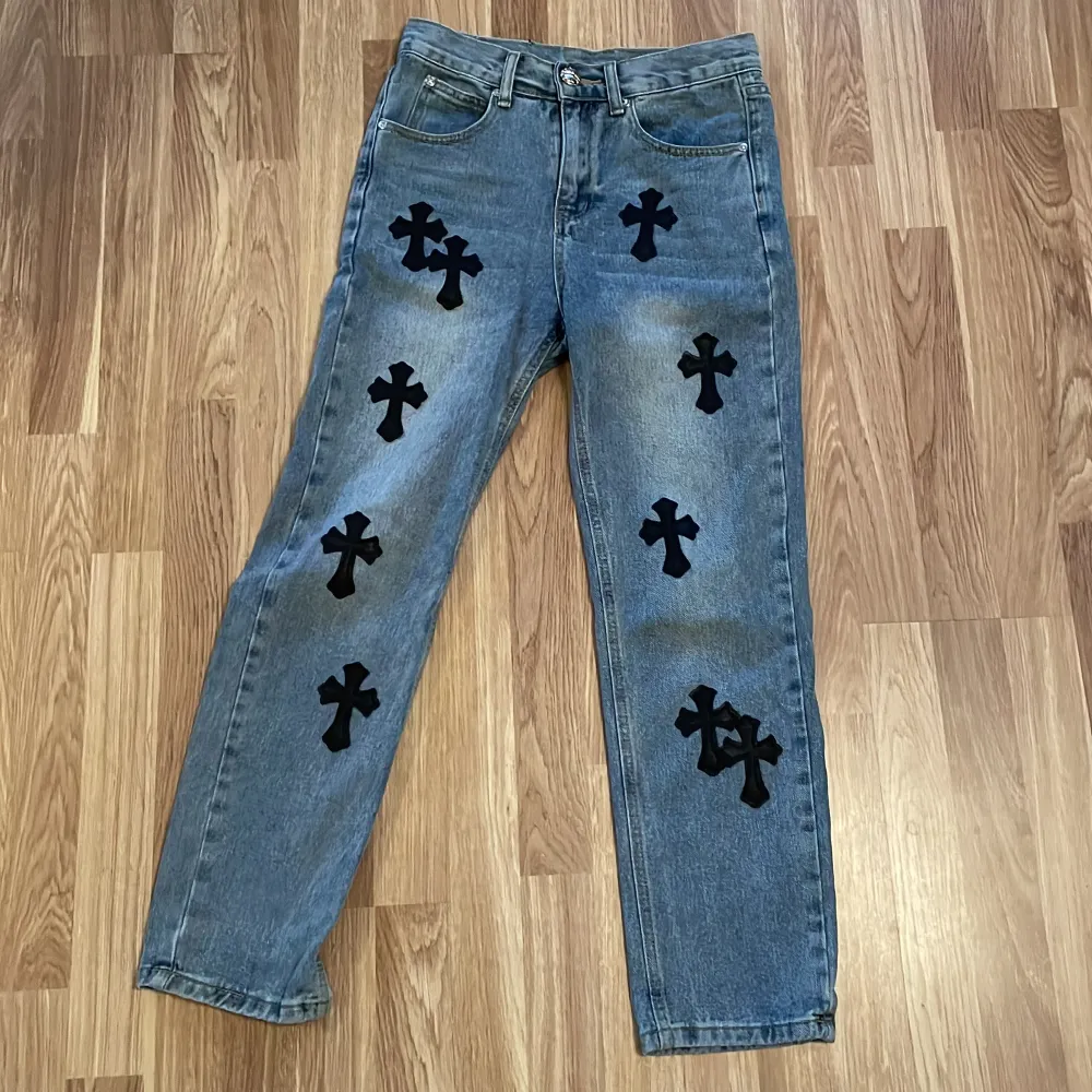 Säljer dessa chrome hearts jeans då den aldrig används, haft den i 1 år men bara använt några månader. Måtten: benlängden är cirka 96cm och höften är cirka 36cm. Jeans & Byxor.