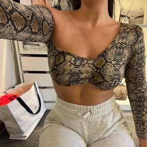 2 magtröjor paketpris  - 2 magtröjor  Leopard skulle jag säga s men passar på mig som är m  Den rosa står det L i men passar mig som är m båda använda 1 gång 💅🏾