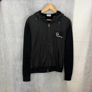 Moncler caridgan - Riktigt fet moncler caridgan i storlek L, passar dig som bär M. Väldigt fint skick. Skit snygg modell. Han på bild är 185