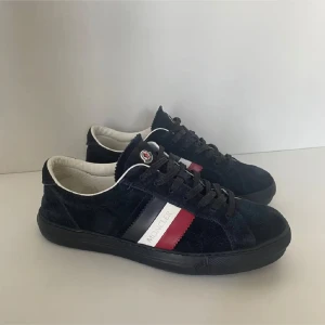 Moncler skor  - Mörkblå moncler skor som är köpta i Monaco för 500 euro. Ungeför 6000 kr. Väldigt bra skick då de är använda ungeför 5 gånger. Priset är inte hugget i sten och hör av dig om du har några frågor!