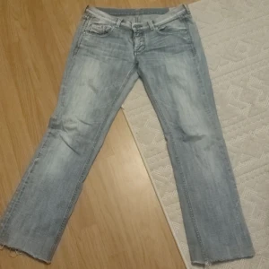 Lågmidjade byxor  - Lågmidjade byxor. De har snygga fickor passar för S/M