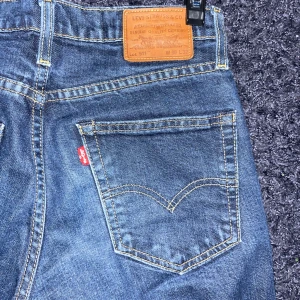 Levi's jeans 511 - Säljer mina Levi's 511 som är i bra skick, inga defekter. Pris kan diskuteras. Skriv om ni har några frågor om hur storleken är eller hur jeansen sitter.