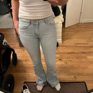 Blå jeans från Zara som är bootcut/ lågmidjad. Köptes för 600kr ca 1-2 år sen. Säljer pågrund av att den inte kommer till användning ock använt Max 3-5 gånger. 