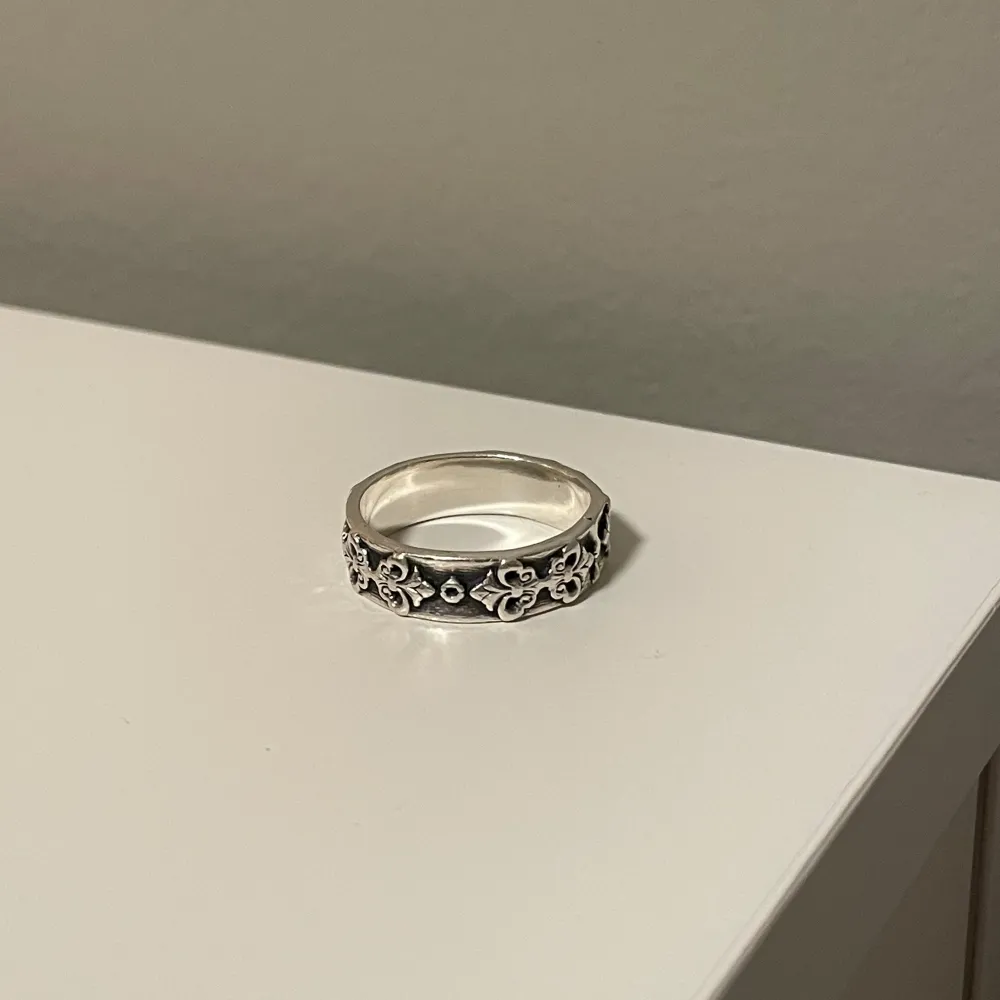 Ring i 925 sterling silver, 2:a bilden visar hur den ser ut på SEAMS hemsida och 1:a är min ring. Möts helst upp men kan även skicka. Skriv om du undrar något!. Accessoarer.