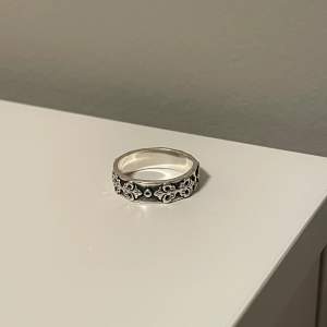 Ring i 925 sterling silver, 2:a bilden visar hur den ser ut på SEAMS hemsida och 1:a är min ring. Möts helst upp men kan även skicka. Skriv om du undrar något!