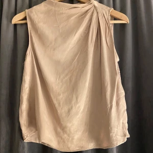 Zara topp - topp från zara i champagne färg, aldrig använd