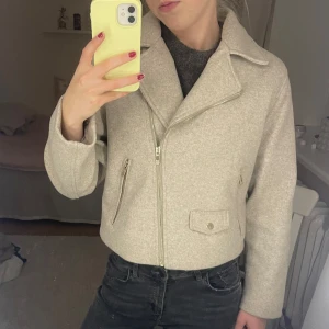 Zara jacka - Nu säljs denna jacka från zara!🥰 Perfekt till hösten och våren! I mycket bra skick! Nästan aldrig använd, inga tecken på användning💕Nypris 499kr!🥰🥰