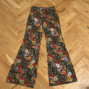 Wrangler Jeans - Jättesnygga blommiga jeans från Wrangler 💕Flared😍Original pris är runt 600kr. W25 och L32. Inga deflecter förekommer. ❌ Användes nästan inte. Pris kan såklart diskuteras 💕