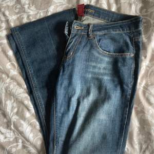 lågmidjade jeans, sparsamt använda