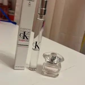 Jag säljer en Versace parfym( använd tre gånger) och en Calvin Klein parfym( endast testad)😻Versaces nypris är ca 200-250k, säljer för 75kr!💕Calvin Klein nypris är ca 125-200kr, säljer för 65kr! Kan köpas för sig eller tillsammans för 115!🤗