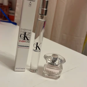 Calvin Klein och Versace parfym!💕 - Jag säljer en Versace parfym( använd tre gånger) och en Calvin Klein parfym( endast testad)😻Versaces nypris är ca 200-250k, säljer för 75kr!💕Calvin Klein nypris är ca 125-200kr, säljer för 65kr! Kan köpas för sig eller tillsammans för 115!🤗