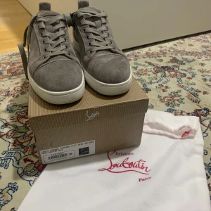 Christian Louboutins storlek 38 - Hej säljer mina Christian Louboutins storlek 38, grå och vit. Skorna är i gott skick har använda ett par gånger.