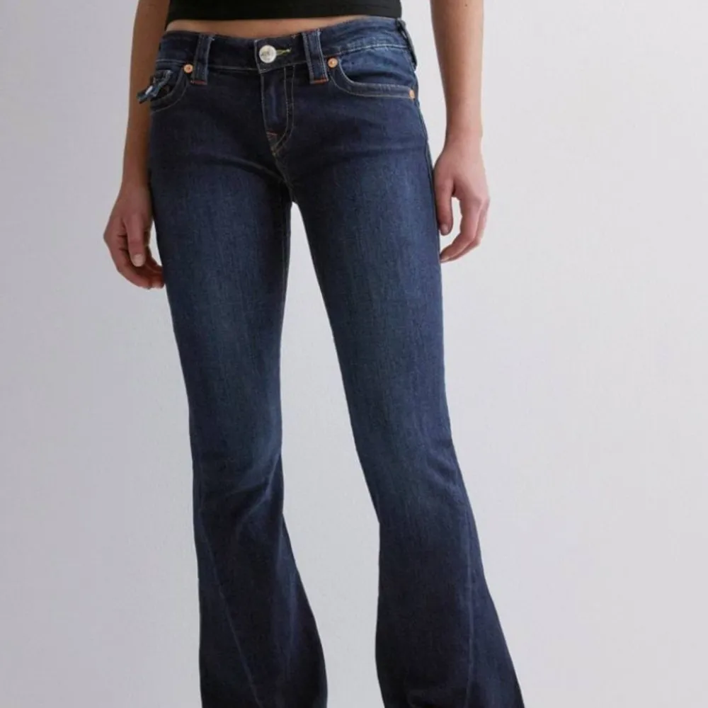 Super fina low waist true religion byxor som jag har använt 1 gång pga att jag tycker dom är för lågmidjade men inget annat fel på dom.. Jeans & Byxor.