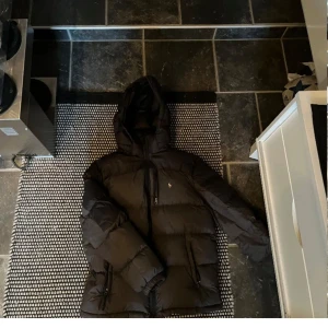 Ralph Lauren jacka - Hej säljer min polo Ralph Lauren vinterjacka då jag inte använder den längre. De är i bra skick förutom en liten defekt på armen som man ser på bilden där av priset. Nypris 3300. Pris kan diskuteras vid snabb affär 👍