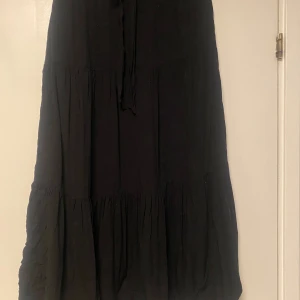Svart kjol - Fint fall. 92 cm lång. 