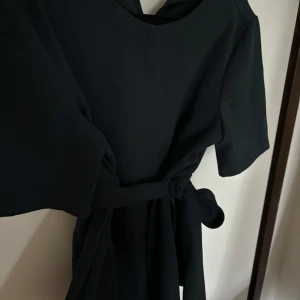 Blus - Grön blus från ZARA Ser ut att vara svart på bild, men jag skulle uppskatta färgen som en mörkare grön Storkek L, men passar bättre som S/M, då det är min ordinarie storlek på de flesta toppar/tröjor. Endast använd en gång