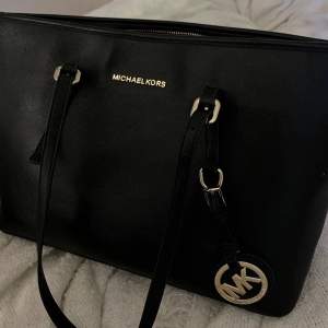 Säljer en stilren svart axelväska från Michael Kors. I insidan får de plats med mycket!💗(Oet i Kors har tappats, så därför säljer jag väskan för detta priset) Pris kan diskuteras🙏🏽🙏🏽