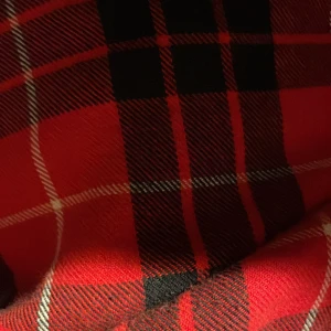 Rutig halsduk - Säljer en snygg rutig halsduk i klassiska färger. Den har ett mönster i rött, svart och vitt som ger en tidlös look. Perfekt för att hålla sig varm under kalla vinterdagar. Materialet känns mjukt och bekvämt mot huden. Passar både till vardags och mer uppklädda tillfällen. Ett måste i garderoben för den stilmedvetna!