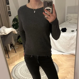 Hm tröja  - Fin mörkgrå tröja från H&M🩶 Pris kan självklart diskuteras🥰 (min vän på bilden)