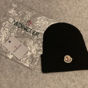 Moncler svart mösa - Fint mösa🥰