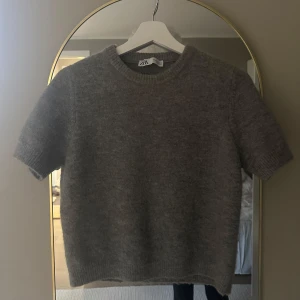 Stickad t shirt zara - En grå mysig stickad tröja som jag inte har nån användning av längre. Den sticks inte utan är väldigt värm och bekväm. Den är något kort men ingen magtröja och skulle mer säga att det är en S ist för M