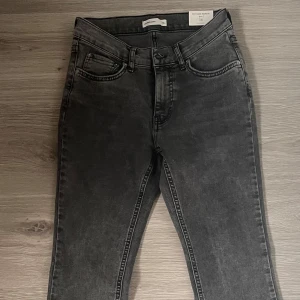 Lågmidjade bootcut jeans - Mörk gråa lågmidjade bootcut jeans från Gina Tricot i stolek 36. Lappen kvar och aldrig använda.
