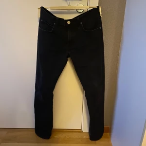 Svarta lee jeans - Ett par svarta lee jeans i perfekt skick! Ingenting konstigt med dem. Fråga gärna om fler frågor eller något. W32 L32