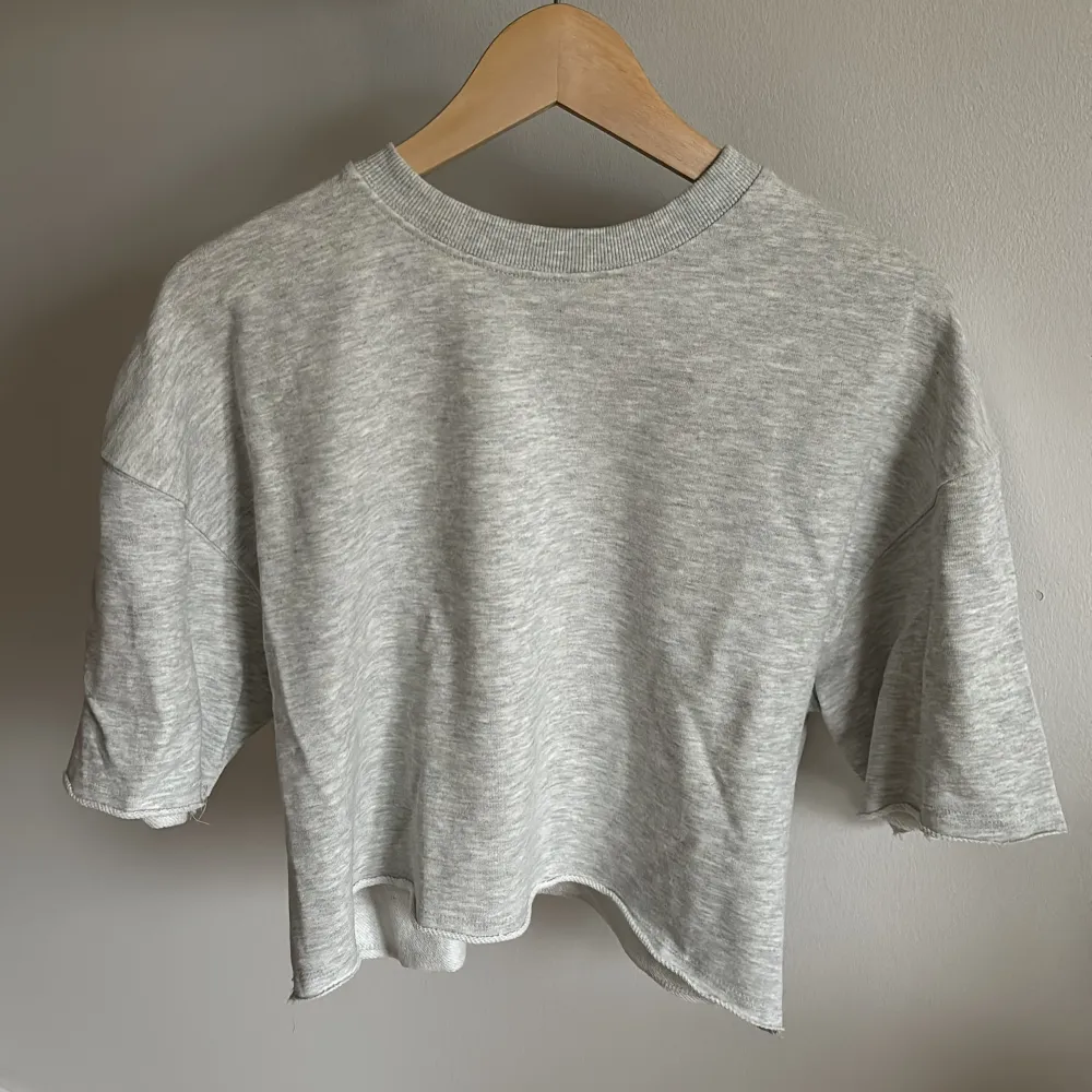 Säljer denna så snygga croppade sweatshirten från zara aldrig använd!🥰🩷. Tröjor & Koftor.